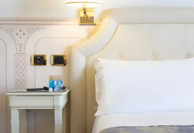 Hotel Baia Imperiale & SPA in Rimini – Nachttisch mit Lampe und Schaltern im Hotelzimmer | Wellnesshotel Adria