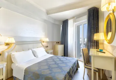 Hotel Baia Imperiale & SPA in Rimini – Helles Hotelzimmer mit Balkon und Meerblick | Wellnesshotel Emilia-Romagna
