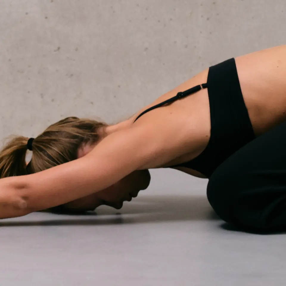 Naturhotel Lüsnerhof in Ehrenburg (Kiens) – Frau in entspannter Yoga-Position | Wellnesshotel Südtirol