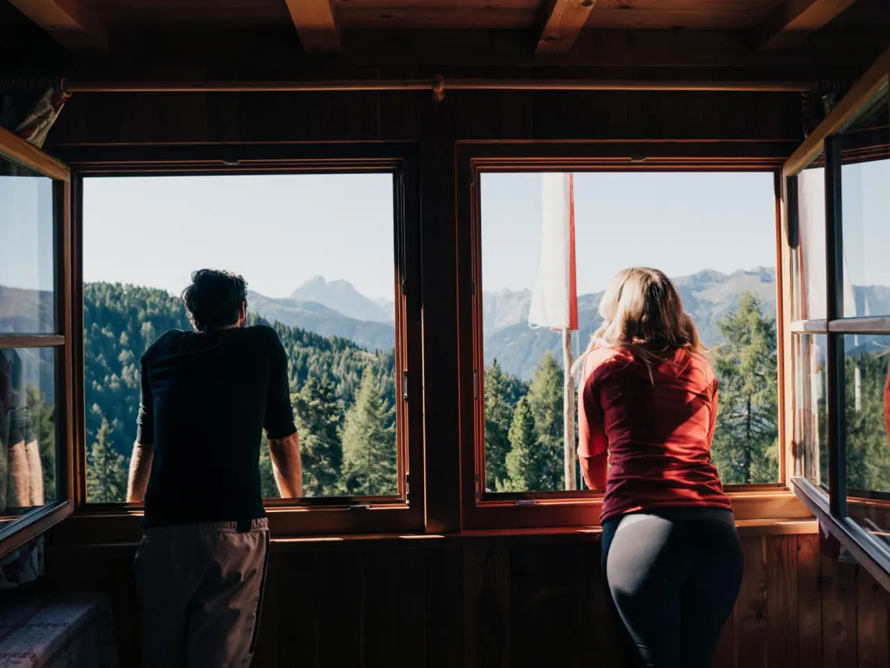 Naturhotel Lüsnerhof in Ehrenburg (Kiens) – Gäste genießen den Bergblick aus dem Fenster | Wellnesshotel Südtirol