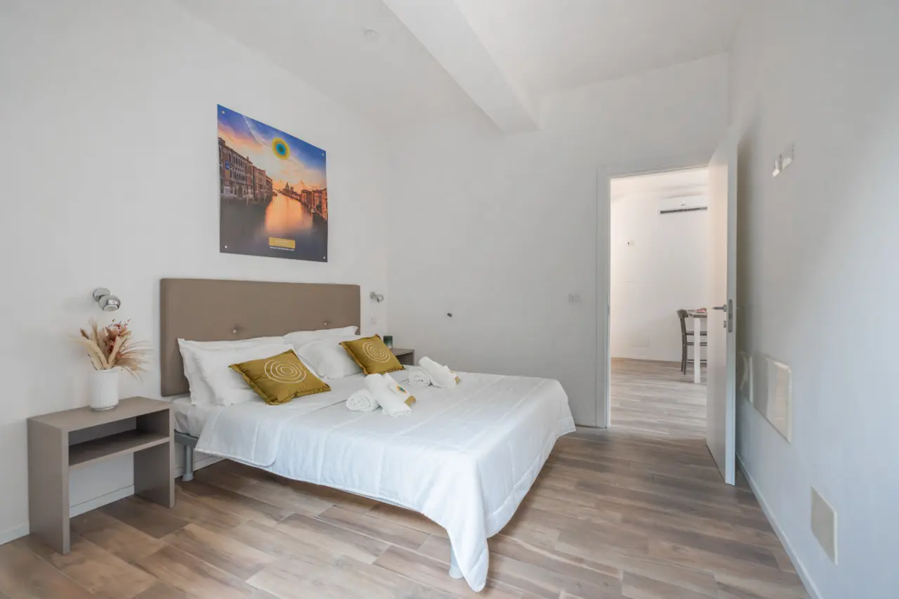 Club del Sole Jesolo Family Resort in Jesolo – Helles Schlafzimmer mit Doppelbett und Zugang zum Wohnbereich | Wellnesshotel Venetien