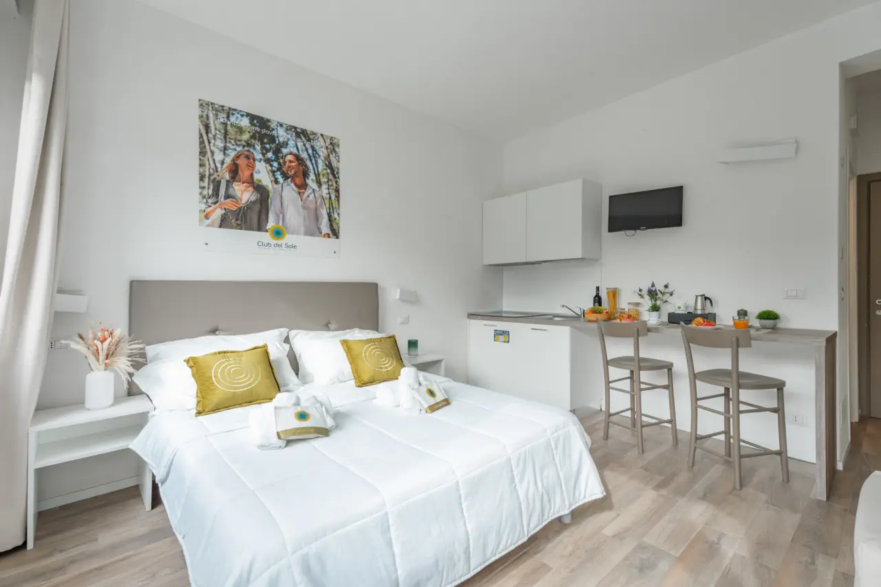 Club del Sole Jesolo Family Resort in Jesolo – Modernes Schlafzimmer mit Doppelbett und Küchenzeile | Wellnesshotel Venetien
