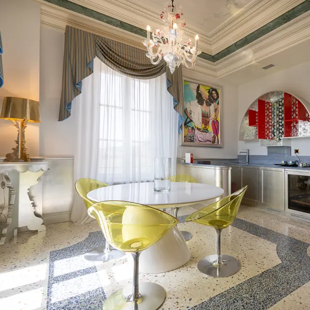 Byblos Art Hotel Villa Amistà in Corrubbio – Moderne Suite mit Essbereich und Küche | Wellnesshotel Veneto