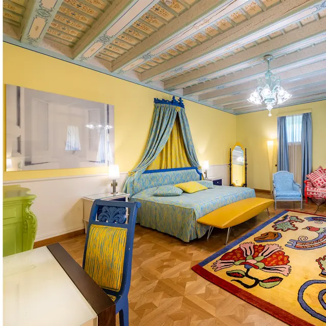 Byblos Art Hotel Villa Amistà in Corrubbio – Luxuriöses Hotelzimmer mit Himmelbett und Kunst | Wellnesshotel Veneto