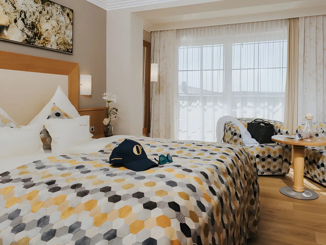 Ortner's Resort in Bad Füssing – Gemütliches Hotelbett mit Tagesdecke und Accessoires | Wellnesshotel Rottal