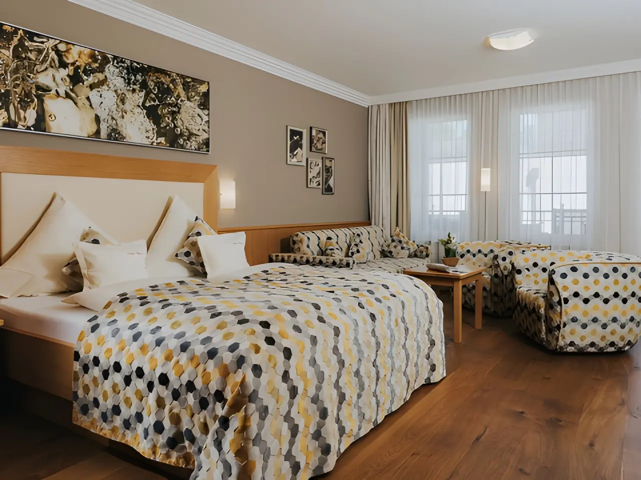 Ortner's Resort in Bad Füssing – Geräumiges Hotelzimmer mit Doppelbett und Sofa | Wellnesshotel Rottal