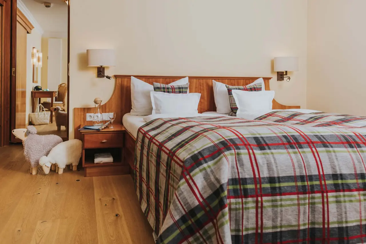 Ortner's Resort in Bad Füssing – Komfortables Hotelzimmer mit Doppelbett und Holzboden | Wellnesshotel Niederbayern
