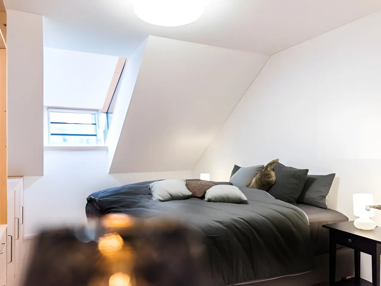 Hotel BERGEBLICK in Bad Tölz – Gemütliches Schlafzimmer mit Dachfenster | Wellnesshotel Oberbayern