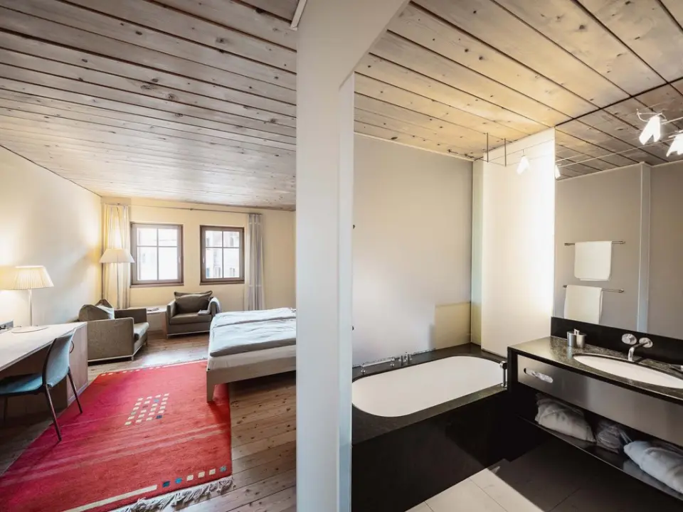 Hotel Seiser Alm Urthaler in Kastelruth – Modernes Hotelzimmer mit integriertem Bad | Wellnesshotel Südtirol