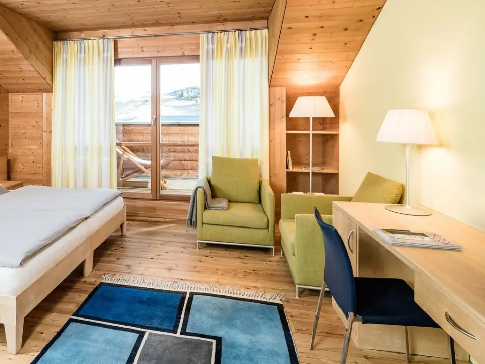 Hotel Seiser Alm Urthaler in Kastelruth – Gemütliches Hotelzimmer mit Bergblick | Wellnesshotel Südtirol