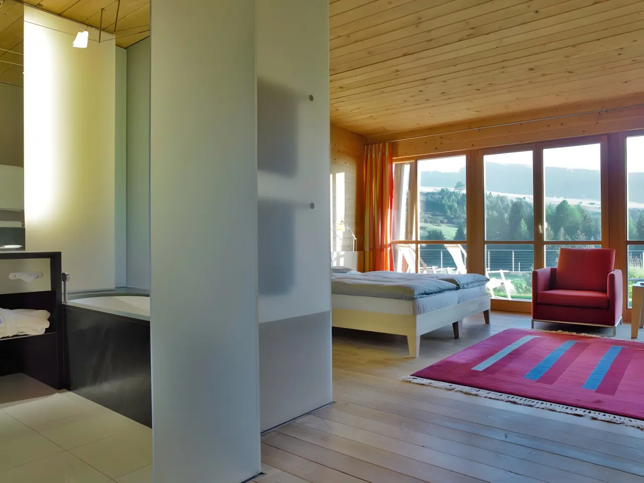 Hotel Seiser Alm Urthaler in Kastelruth – Helles Hotelzimmer mit Panoramafenstern und Bergblick | Wellnesshotel Südtirol