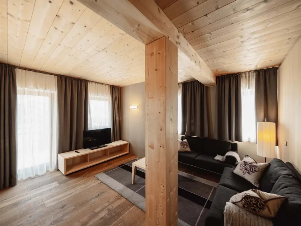 Hotel Seiser Alm Urthaler in Kastelruth – Geräumiger Wohnbereich einer Suite | Wellnesshotel Südtirol