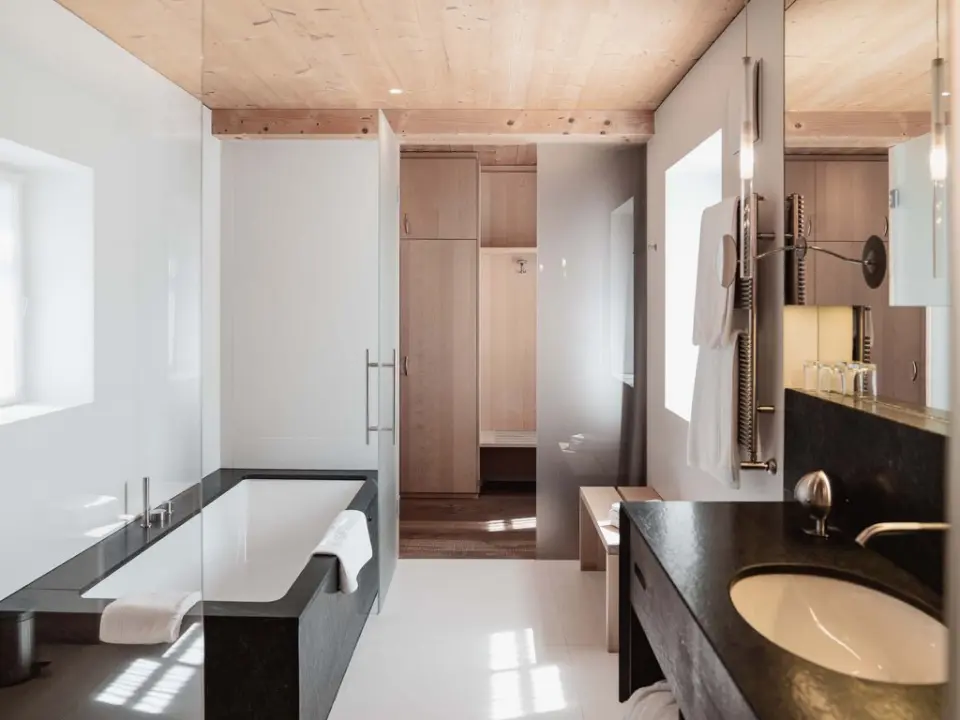 Hotel Seiser Alm Urthaler in Kastelruth – Modernes Badezimmer mit Badewanne | Wellnesshotel Südtirol