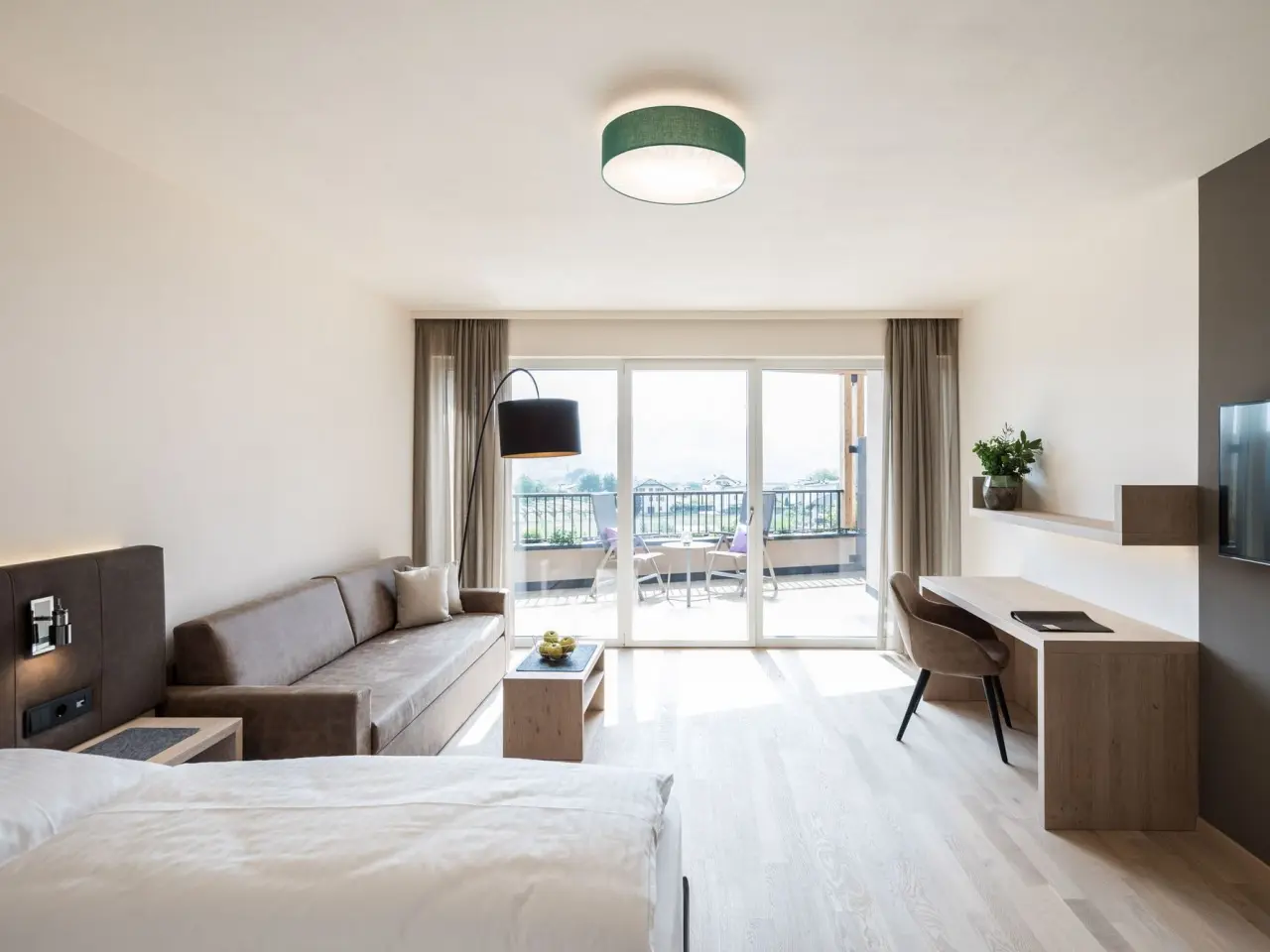 Hotel Torgglhof Kaltern in Kaltern – Helle Junior Suite mit Balkon und Ausblick | Wellnesshotel an der Weinstraße
