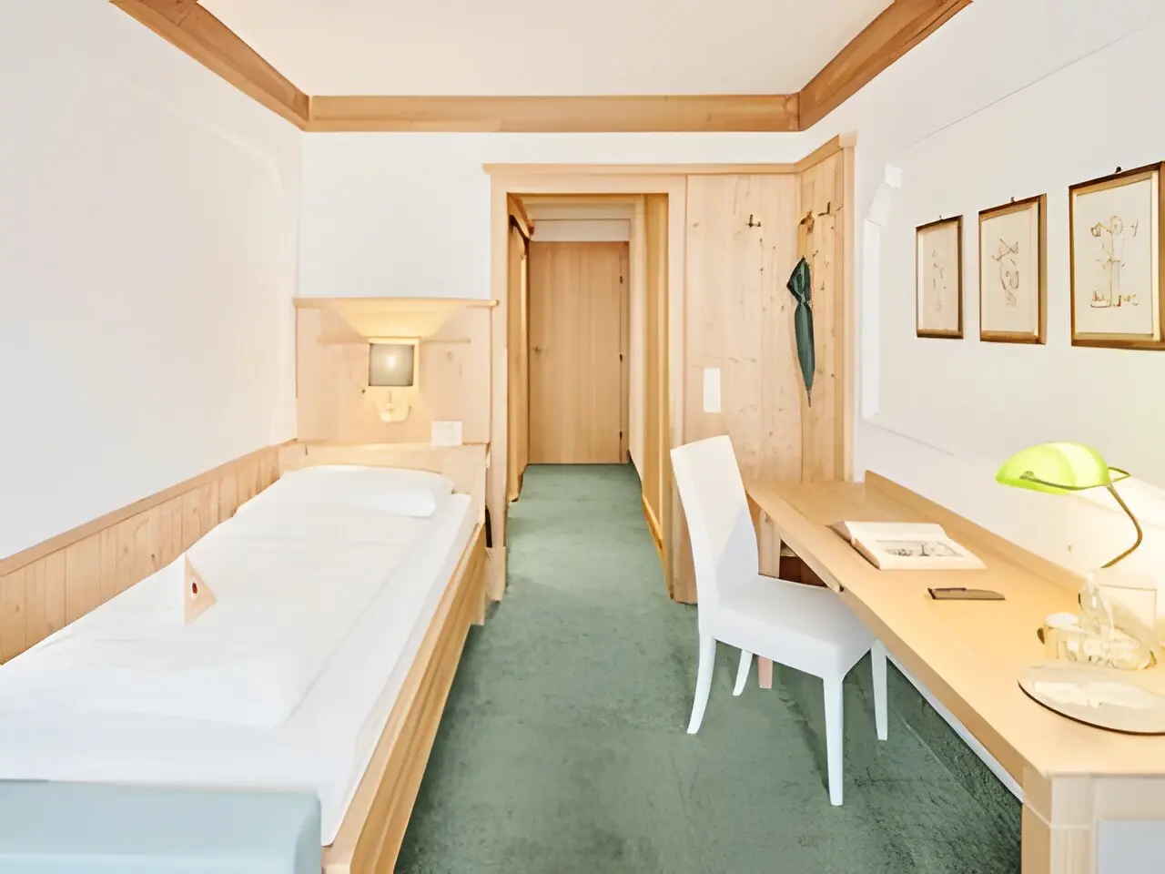 Genuss und Vitalhotel Moisl in Abtenau – Frische weiße Handtücher mit grüner Dekoration | Wellnesshotel Salzburg