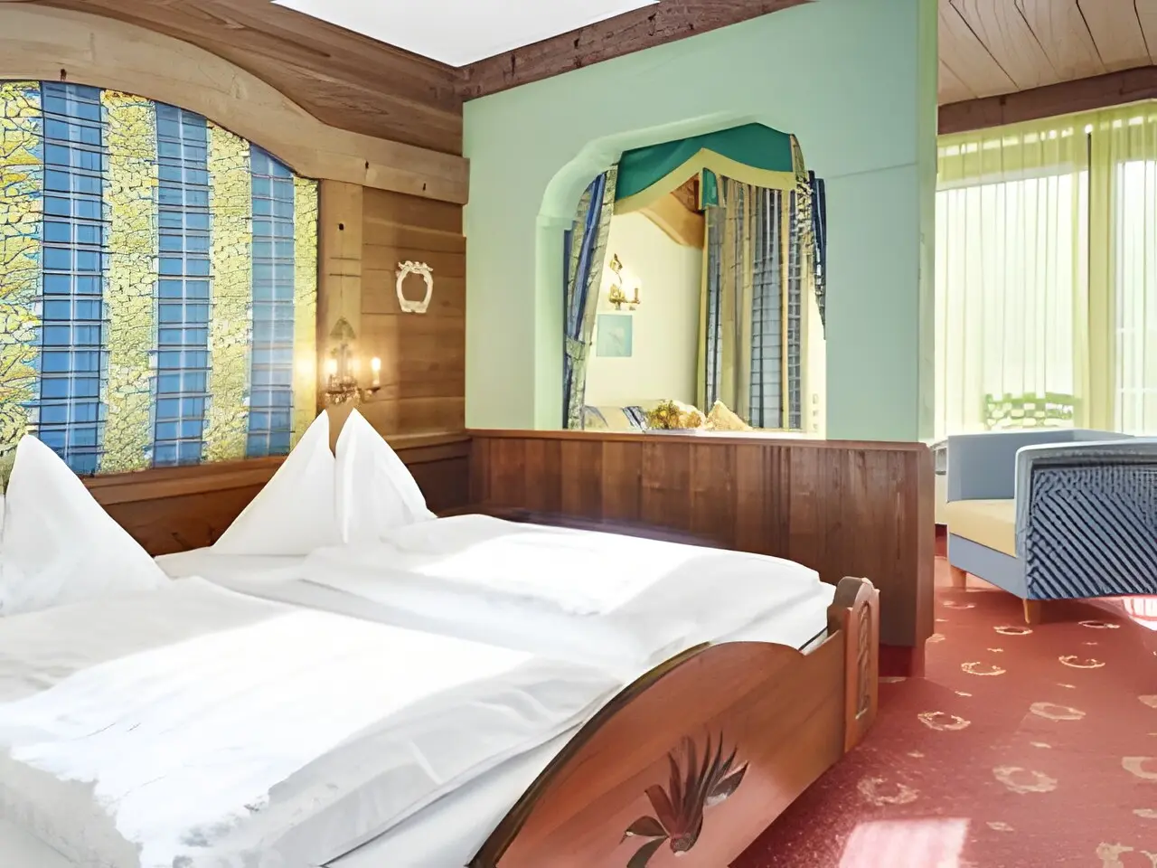 Genuss und Vitalhotel Moisl in Abtenau – Helles Einzelzimmer mit Schreibtisch und Holzeinrichtung | Wellnesshotel Salzburg