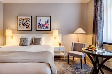 Fairmont - Montreux Palace in Lausanne – Komfortables Hotelzimmer mit Obstteller | Wellnesshotel Genfersee-Region