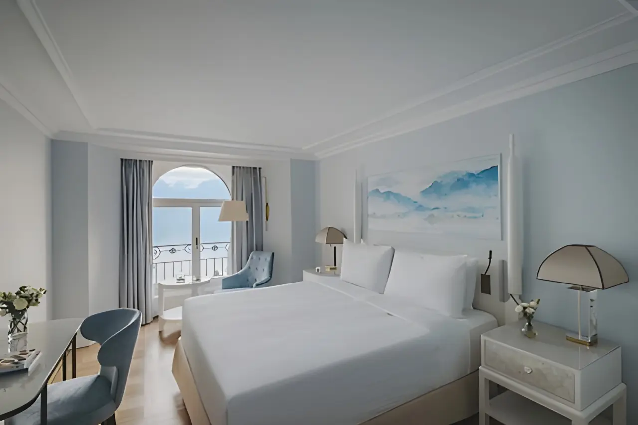 Fairmont - Montreux Palace in Lausanne – Helles Hotelzimmer mit Seeblick und Balkon | Wellnesshotel Genfersee-Region