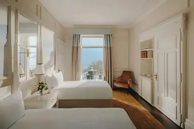 Fairmont - Montreux Palace in Lausanne – Elegantes Doppelzimmer mit Seeblick und Balkon | Wellnesshotel Genfersee-Region