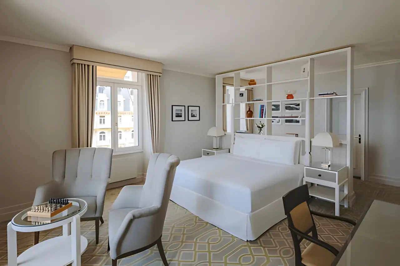 Fairmont - Montreux Palace in Lausanne – Geräumiges Hotelzimmer mit Sitzbereich und Schachspiel | Wellnesshotel Genfersee-Region