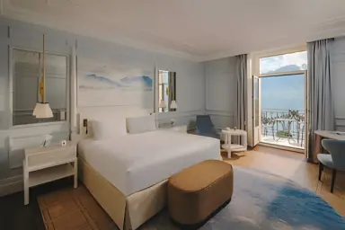 Fairmont - Montreux Palace in Lausanne – Luxuriöses Hotelzimmer mit offenem Balkon und Seeblick | Wellnesshotel Genfersee-Region