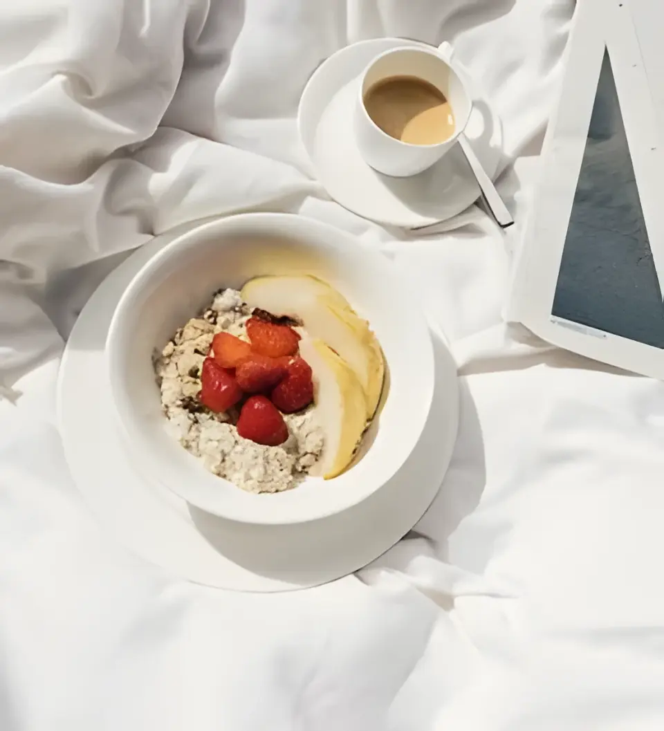 ALPENPALACE Luxury Hideaway & Spa Retreat in Luttach – Frühstück im Bett mit Müsli und Kaffee | Wellnesshotel Ahrntal