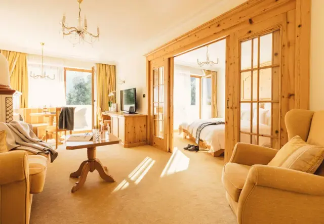 ALPENPALACE Luxury Hideaway & Spa Retreat in Luttach – Geräumige Suite mit Wohnbereich und Schlafzimmer | Wellnesshotel Ahrntal