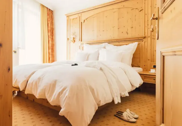 ALPENPALACE Luxury Hideaway & Spa Retreat in Luttach – Gemütliches Doppelzimmer mit Holzelementen | Wellnesshotel Südtirol