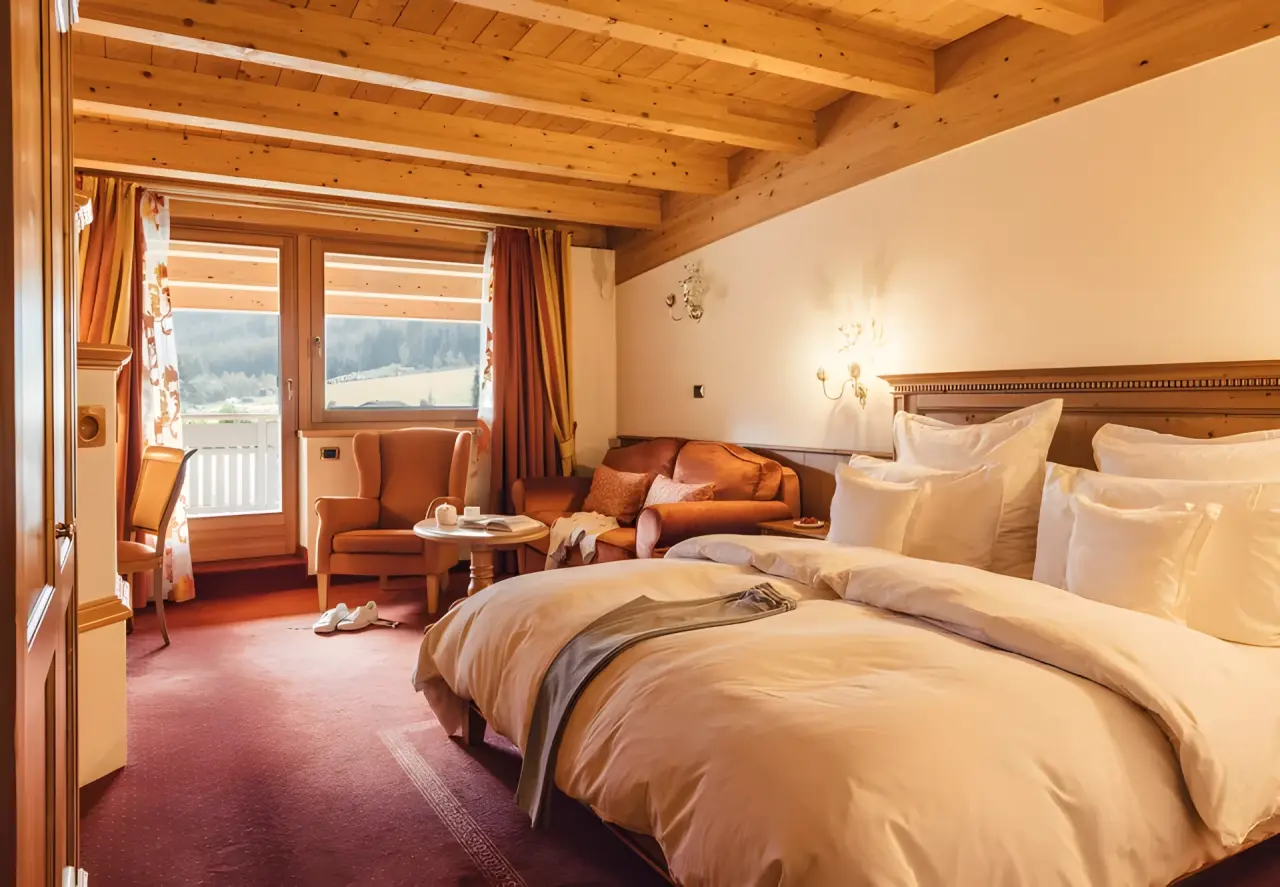 ALPENPALACE Luxury Hideaway & Spa Retreat in Luttach – Komfortables Zimmer mit Balkon und Bergblick | Wellnesshotel Südtirol