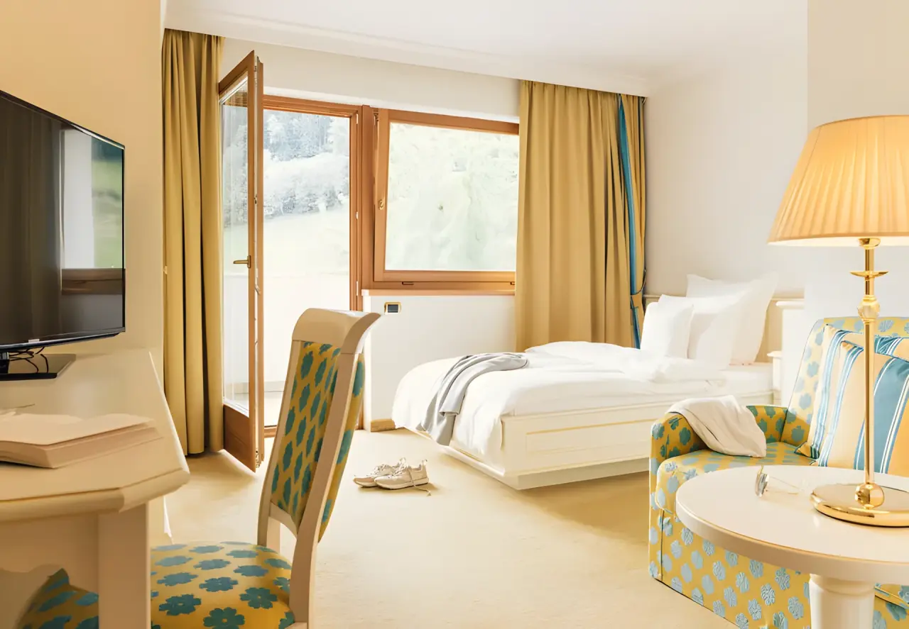 ALPENPALACE Luxury Hideaway & Spa Retreat in Luttach – Helles Einzelzimmer mit Balkonzugang | Wellnesshotel Südtirol