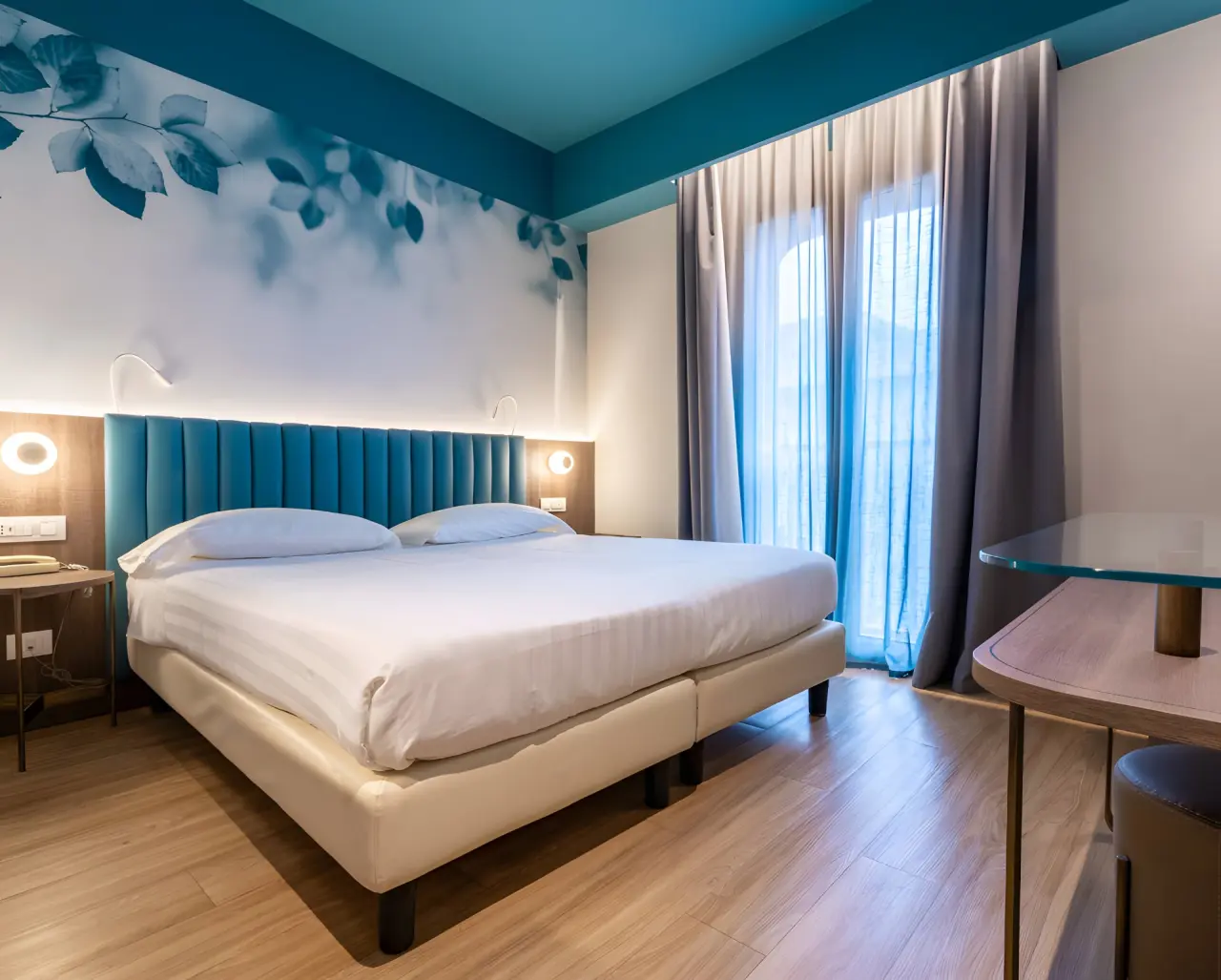 Hotel Regina Elena 57 in Rimini – Komfortables Doppelzimmer mit Balkon und blauer Wandgestaltung | Wellnesshotel Emilia-Romagna