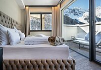 Alpin Spa Hotel die Post in Bormio – Modernes Zimmer mit Balkon und Bergblick | Wellnesshotel Alpenregion