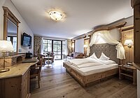 Alpin Spa Hotel die Post in Bormio – Traditionelle Suite mit Himmelbett und Holzboden | Wellnesshotel Alpenregion
