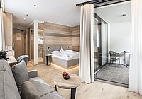 Alpin Spa Hotel die Post in Bormio – Helles Doppelzimmer mit Zugang zum Balkon | Wellnesshotel Alpenregion