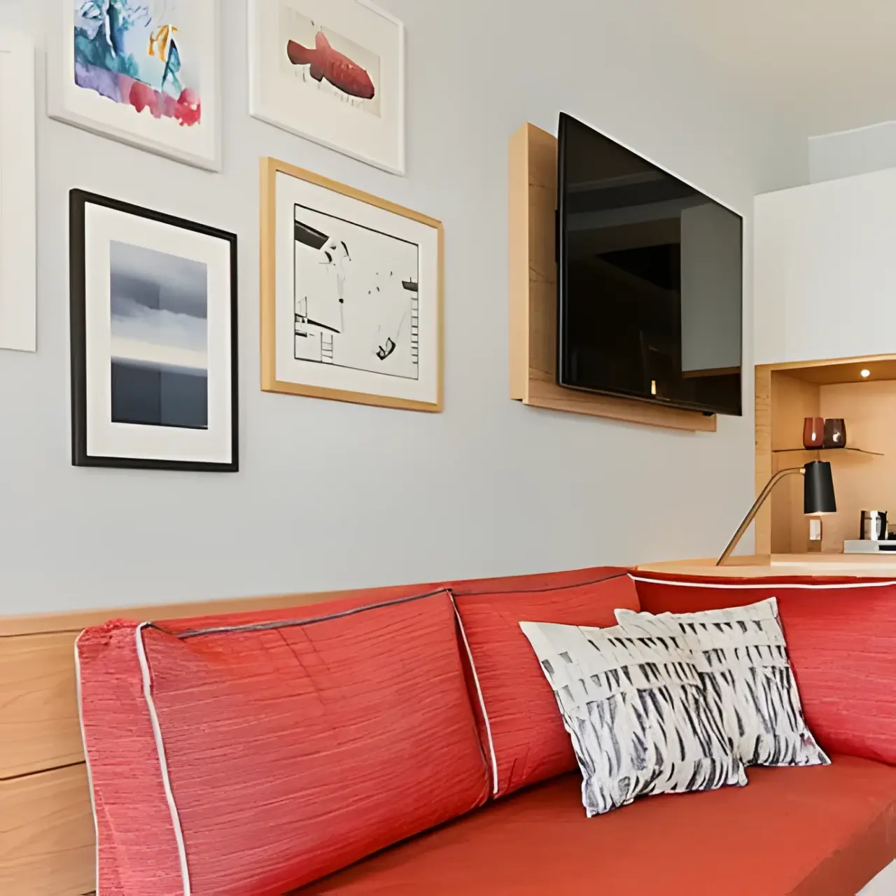 Upstalsboom Wyk auf Föhr in Norddorf – Gemütliche Sitzecke mit Kunst und Fernseher im Zimmer | Wellnesshotel Nordsee