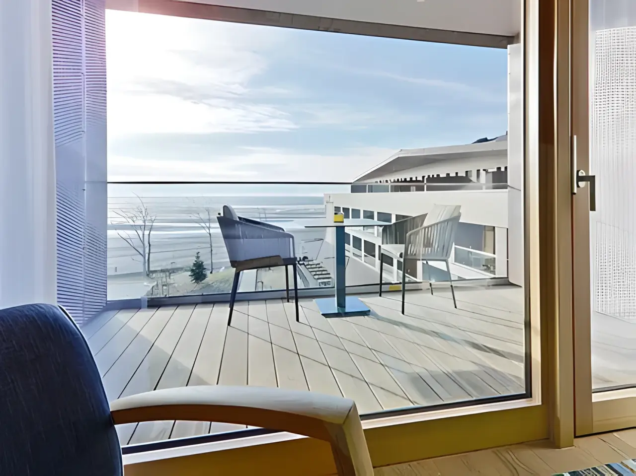 Upstalsboom Wyk auf Föhr in Norddorf – Balkon mit Meerblick und Sitzgelegenheiten | Wellnesshotel Nordsee