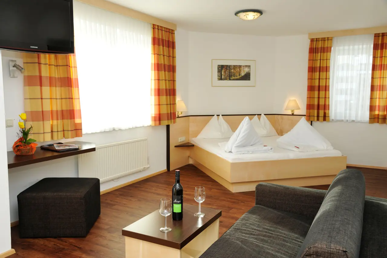 Hotel Alpina in St. Johann im Pongau – Komfortables Doppelzimmer mit Sofa und TV | Wellnesshotel Salzburger Land
