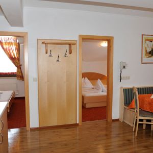 Hotel Alpina in St. Johann im Pongau – Blick vom Flur in die gemütlichen Hotelzimmer | Wellnesshotel Salzburger Land