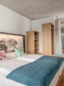 Hotel Blü Gastein in Bad Hofgastein – Komfortables Hotelzimmer mit offenem Kleiderschrank | Wellnesshotel Gastein