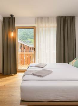 Hotel Blü Gastein in Bad Hofgastein – Gemütliches Doppelzimmer mit Balkon und Bergblick | Wellnesshotel Gastein