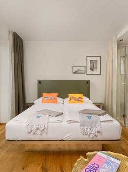 Hotel Blü Gastein in Bad Hofgastein – Helles Doppelzimmer mit farbigen Akzenten | Wellnesshotel Gastein