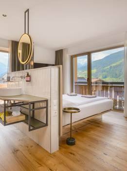 Hotel Blü Gastein in Bad Hofgastein – Modernes Zimmer mit offenem Bad und Panoramablick auf die Berge | Wellnesshotel Gastein