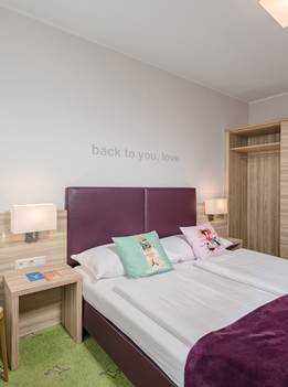 Hotel Blü Gastein in Bad Hofgastein – Komfortables Doppelzimmer mit farbiger Einrichtung | Wellnesshotel Gastein