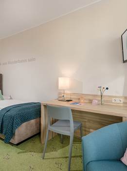 Hotel Blü Gastein in Bad Hofgastein – Helles Zimmer mit Schreibtisch und Sitzgelegenheit | Wellnesshotel Gastein