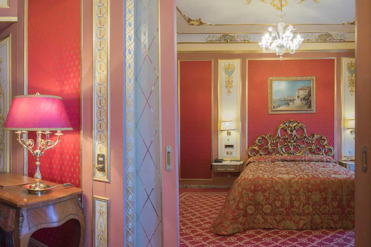 Regina Palace Hotel in Vico Morcote – Elegantes Doppelzimmer mit klassischer Einrichtung | Wellnesshotel Tessin