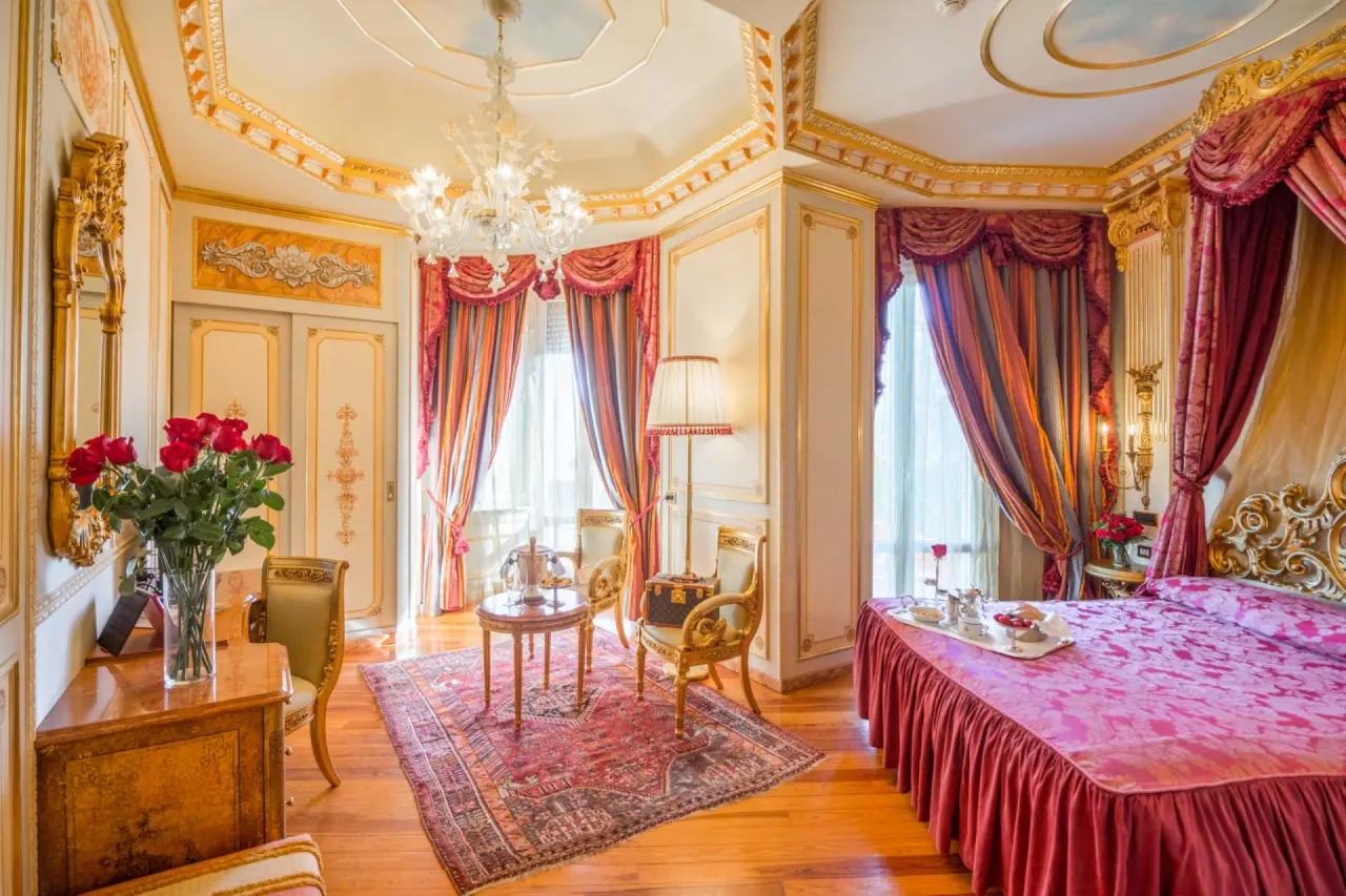Regina Palace Hotel in Vico Morcote – Geräumige Suite mit opulentem Dekor und Sitzbereich | Wellnesshotel Tessin