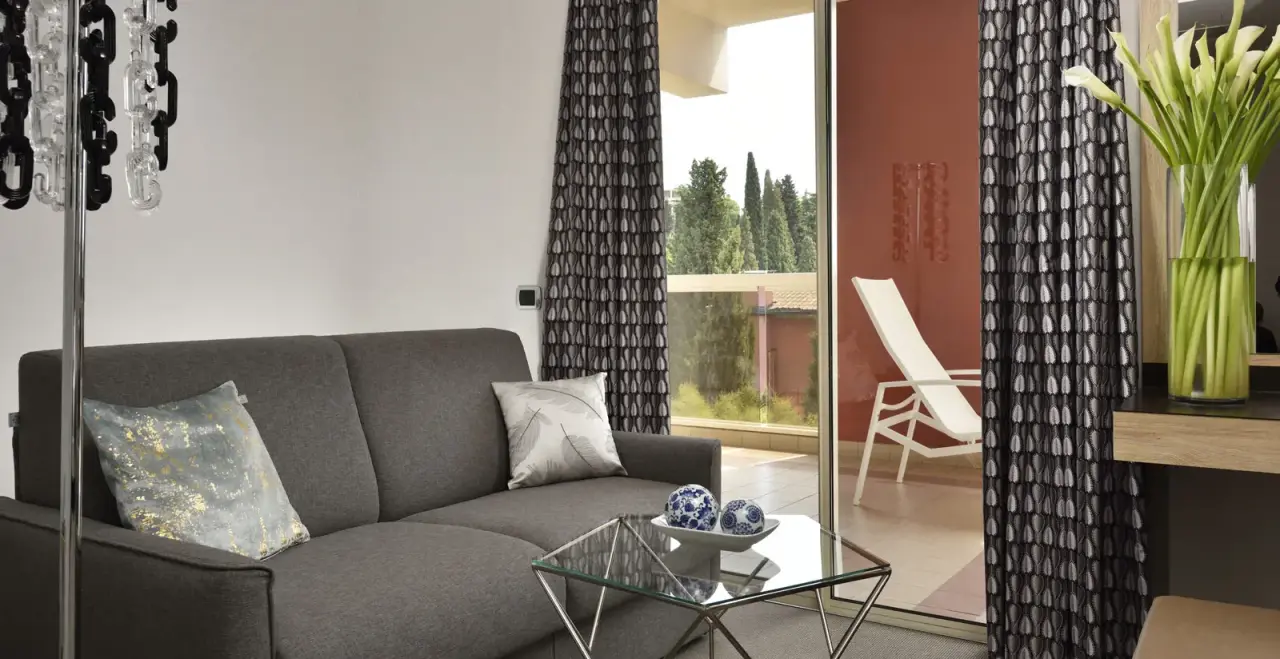 Hotel Continental Thermae & Spa in Sirmione – Komfortable Suite mit Sofa und Balkon | Wellnesshotel Gardasee