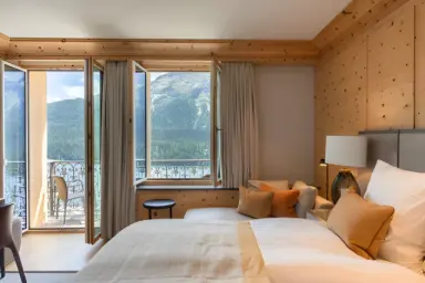 Kulm Hotel St. Moritz in St. Moritz – Komfortables Zimmer mit Balkon und Seeblick | Wellnesshotel Engadin