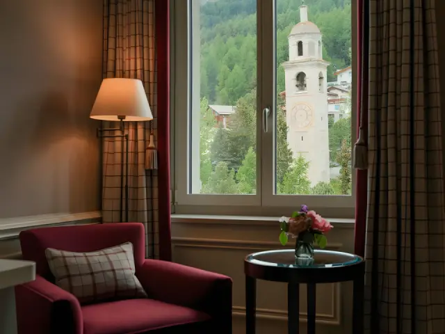 Kulm Hotel St. Moritz in St. Moritz – Gemütliche Sitzecke mit Blick auf den Kirchturm | Wellnesshotel Engadin