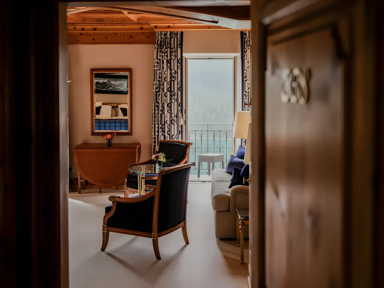 Kulm Hotel St. Moritz in St. Moritz – Geräumiges Hotelzimmer mit Seeblick und Balkon | Wellnesshotel Engadin